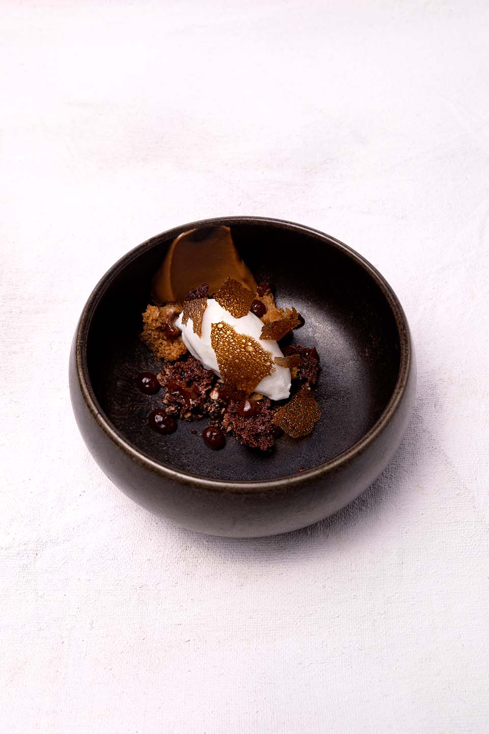 Koffie met kokos en vegan gembercake en spongebrownie